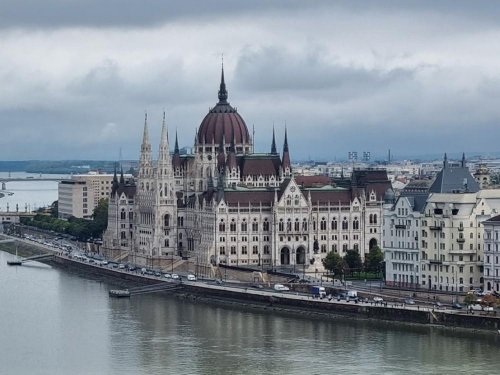 Pohled z Budína na parlament