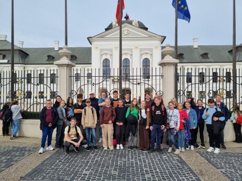 Před prezidentským palácem