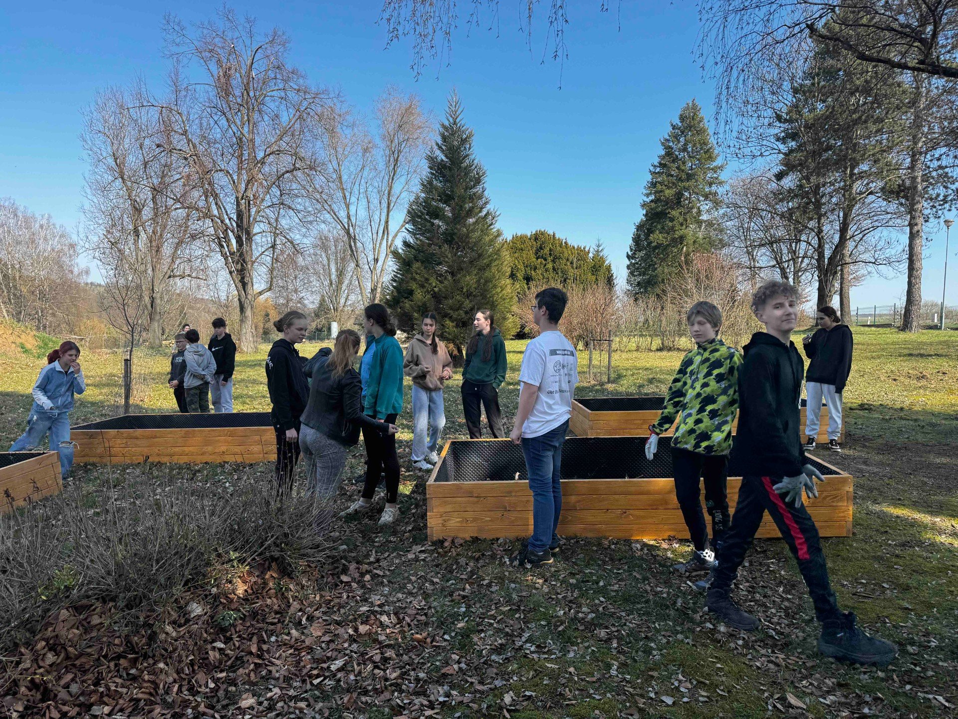 Sedmáci při práci – jarní úklid školní zahrady